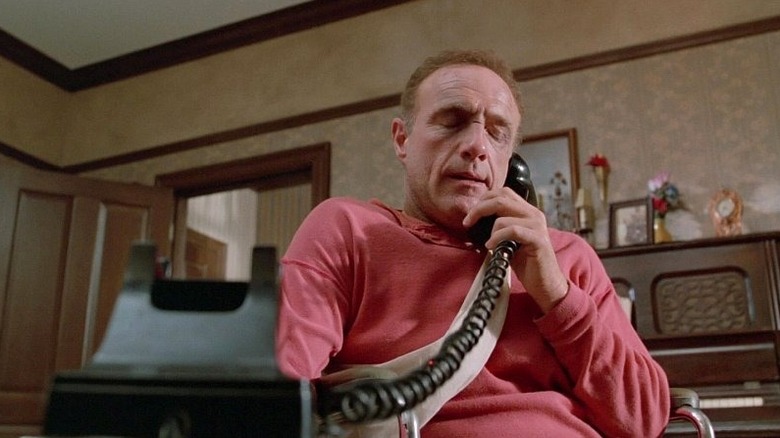 Paul Sheldon la telefon, arătând neajutorat în Misery