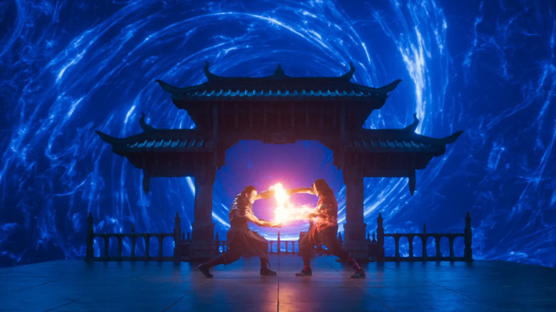 Max Huang ca Kung Lao și Ludi Lin ca Liu Kang se confruntă în Mortal Kombat II
