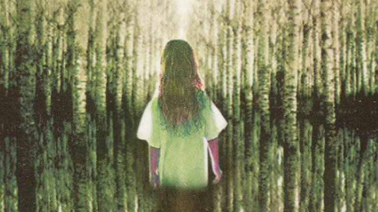 Trisha mergând prin pădure pe coperta filmului The Girl Who Loved Tom Gordon