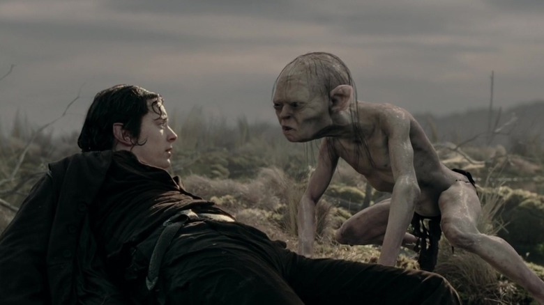 Gollum se uită la Frodo după ce l-a scos din apă în Stăpânul inelelor: Cele două turnuri