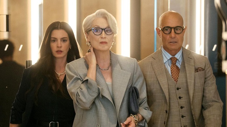 Anne Hathaway ca Andy, Meryl Streep ca Miranda și Stanley Tucci ca Nigel mergând împreună în The Devil Wears Prada 2