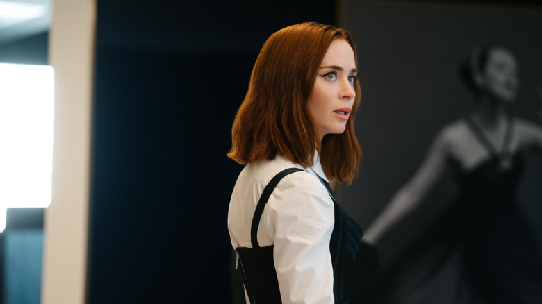 Emily Blunt în rolul lui Emily cu o privire surprinsă pe chipul ei privind peste umăr în The Devil Wears Prada 2