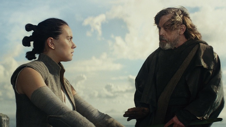 Daisy Ridley ca Rey fiind antrenată de Mark Hamill ca Luke în Star Wars: The Last Jedi