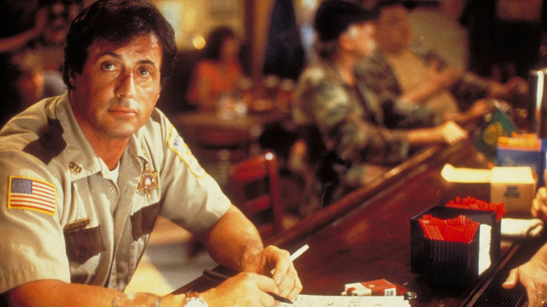 Freddy la bar fumând o țigară în Cop Land
