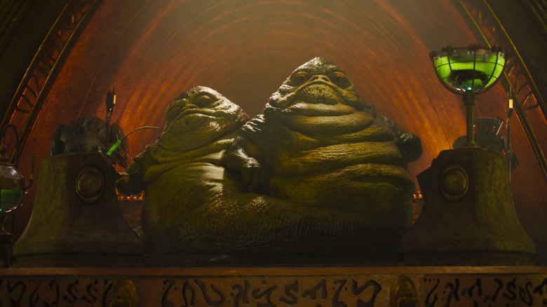 Doi Hutts privesc de sus pe oamenii de pe un tron ​​din The Mandalorian și Grogu
