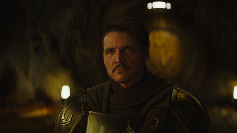 Pedro Pascal în rolul lui Din Djarin cu casca scoasă în The Mandalorian și Grogu