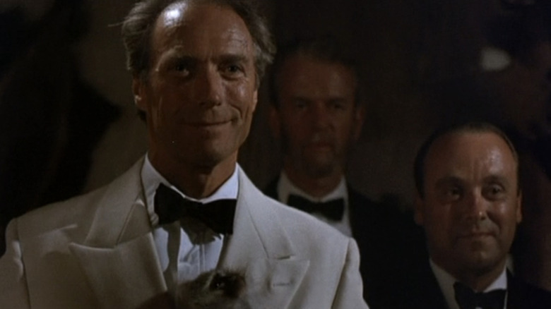 John Wilson al lui Clint Eastwood stă într-un smoking alb în White Hunter Black Heart