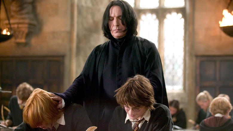 Snape prind capetele lui Ron și Harry în Harry Potter și Pocalul de Foc