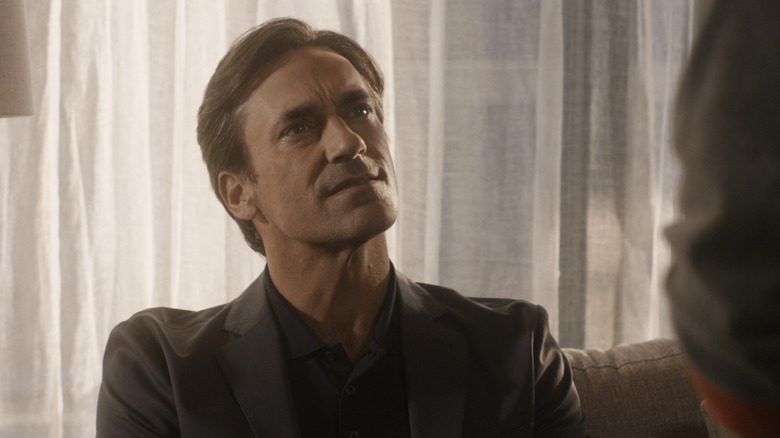 Walter lui Jon Hamm ridică privirea în timp ce stă pe o canapea în Marjorie Prime