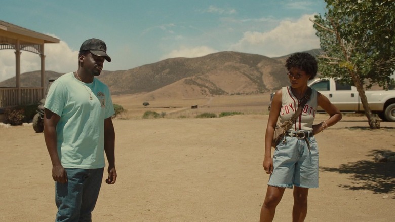 Otis Haywood Jr al lui Daniel Kaluuya stă alături de Emerald Haywood al lui Keke Palmer într-un peisaj deșert din Nope
