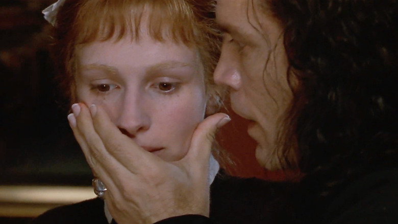 John Malkovich în rolul domnului Hyde încearcă să o seducă pe Julia Roberts ca Mary în Mary Reilly