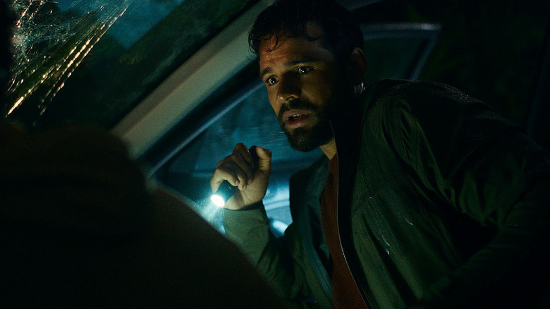 Tyler inspectează un accident de mașină în Passenger (2026)