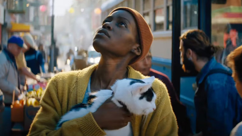 Samira lui Lupita Nyong'o și pisica Frodo în A Quiet Place: Day One