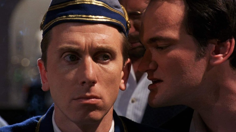 Chester Rush șoptind la urechea Bellboy-ului în Four Rooms