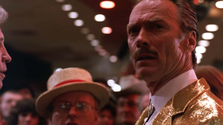 Tommy Nowak de la Clint Eastwood se uită în stânga lui în timp ce stă într-un cazinou din Pink Cadillac