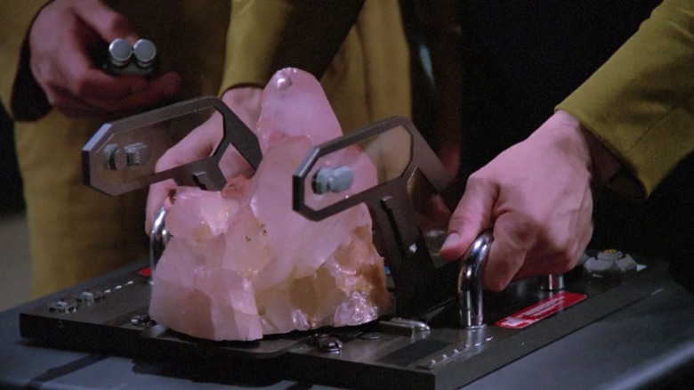Un prim-plan al unui cristal de dilitiu din Star Trek: The Next Generation