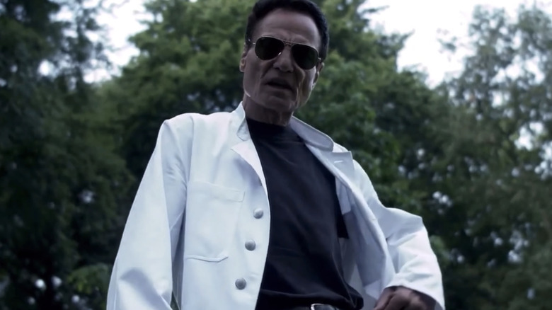 Josef Heiter de la Dieter Laser se uită în jos în timp ce stă afară în The Human Centipede First Sequence