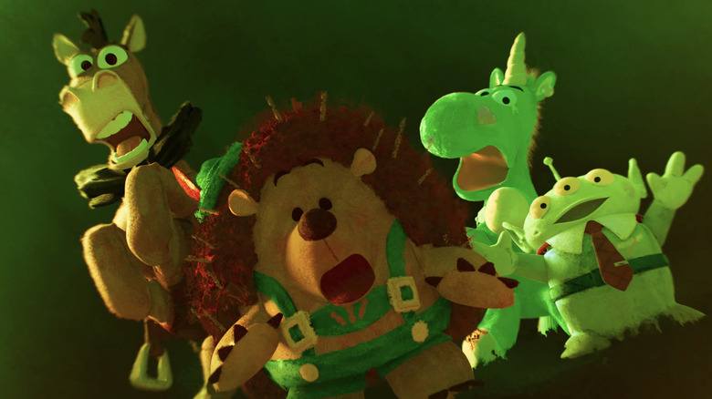 Bullseye, Mr. Pricklepants, Buttercup și un extraterestru din Pizza Planet arată îngroziți într-o animație stilizată într-o secvență imaginară de joacă în Toy Story 5