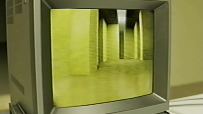 Un monitor de computer cu filmări ale Backrooms in the Backrooms - scurtmetraj YouTube Reunion