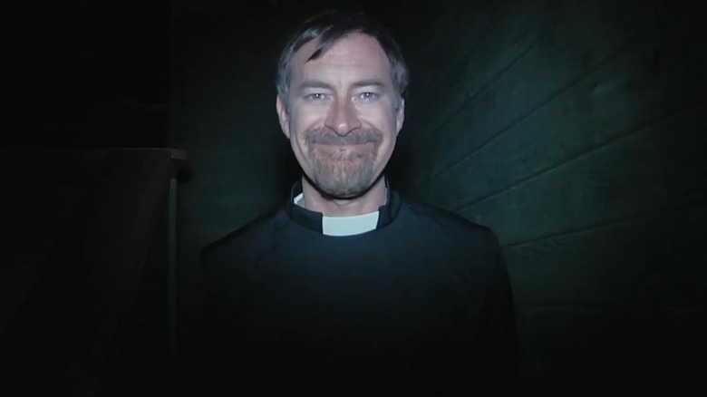 Mark Duplass ca părintele Tom Durkin stând în întuneric în The Creep Tapes