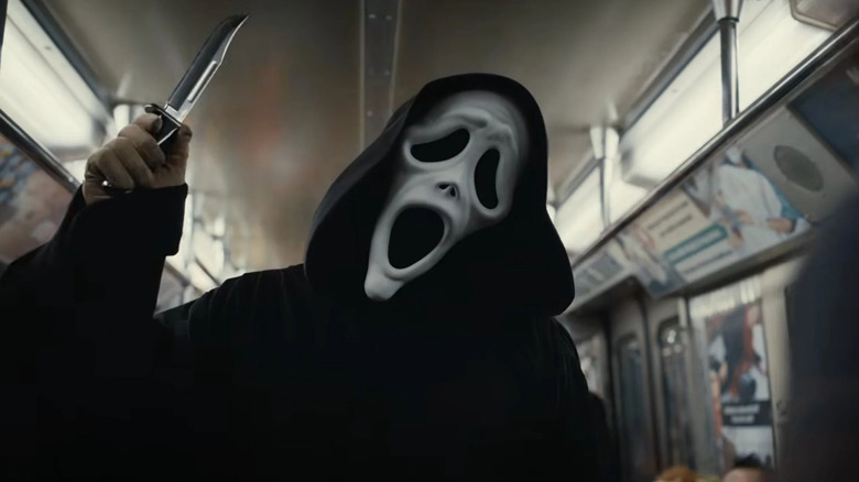 Ghostface într-un tren în Scary Movie (2026)