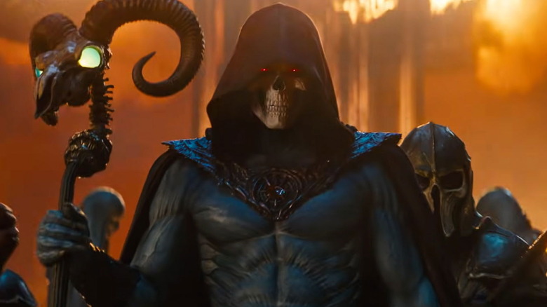 Jared Leto în rolul lui Skeletor ținându-și toiagul cu oamenii în spatele lui în Masters of the Universe (2026)