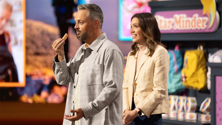 Nate (Nate Bargatze) și Katie (Mandy Moore) sunt supuși la grătar de distribuția Shark Tank în The Breadwinner