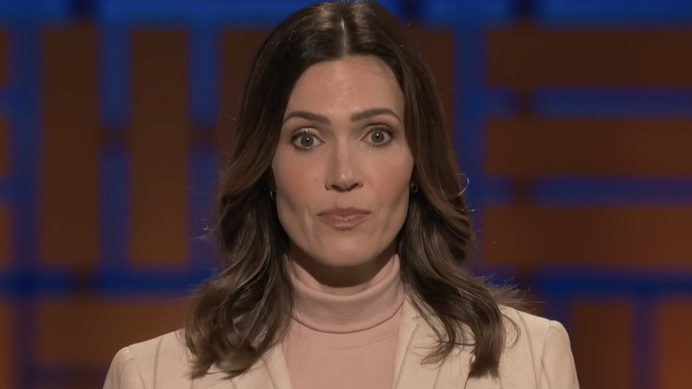 Katie (Mandy Moore) este interogată de distribuția Shark Tank în The Breadwinner