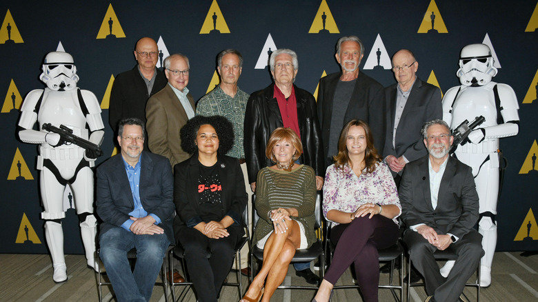 Denis Muren, Ben Burtt, Bruce Nicholson, Richard Edlund, John Dykstra, Harrison Ellenshaw Front Row (LR) John Knoll, Kiri Hart, Marcia Lucas, Rachel Rose și Bill George participă la Academia de Arte și Științe Cinematografice care găzduiește Galactic Innovations: Star Wars și Rogue One Photo Call la Samuel Goldwyn Theater, California, în 2019, în Beverly Hills.