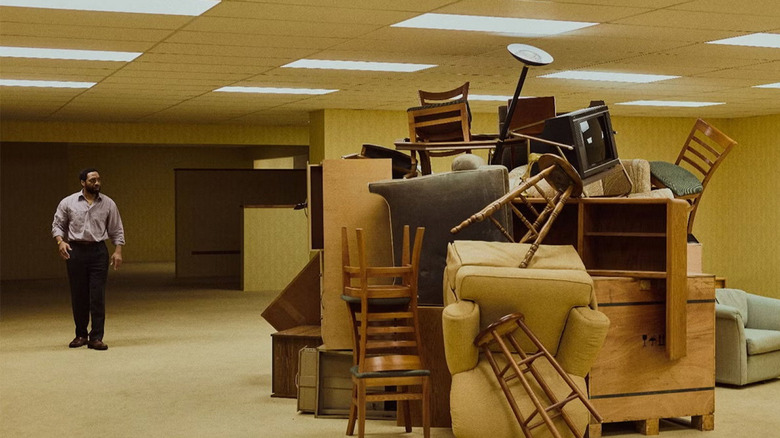 Clark observă o grămadă de mobilier în Backrooms