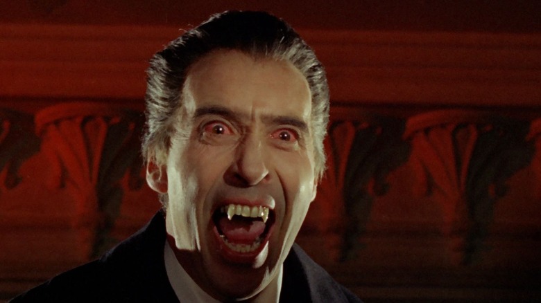Dracula purtând colții într-o cameră roșie din Horror of Dracula