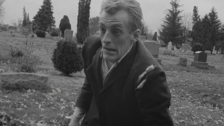 Un goul într-un cimitir în Night of the Living Dead