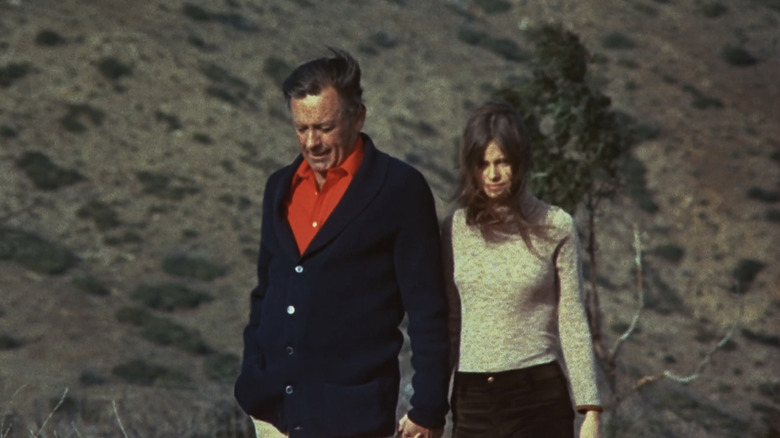 Frank Harmon de la William Holden merge alături de Edith Alice Breezy Breezerman de la Kay Lenz în Breezy