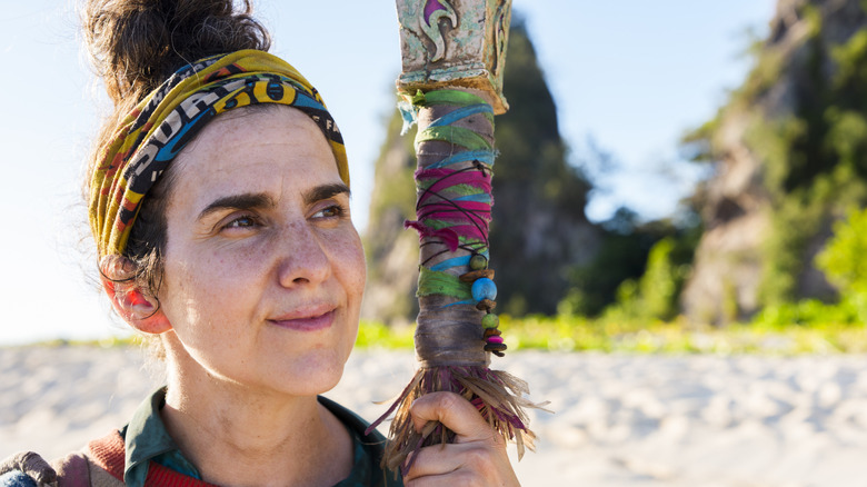 Aubry își ține torța pe plajă de pe Survivor 50