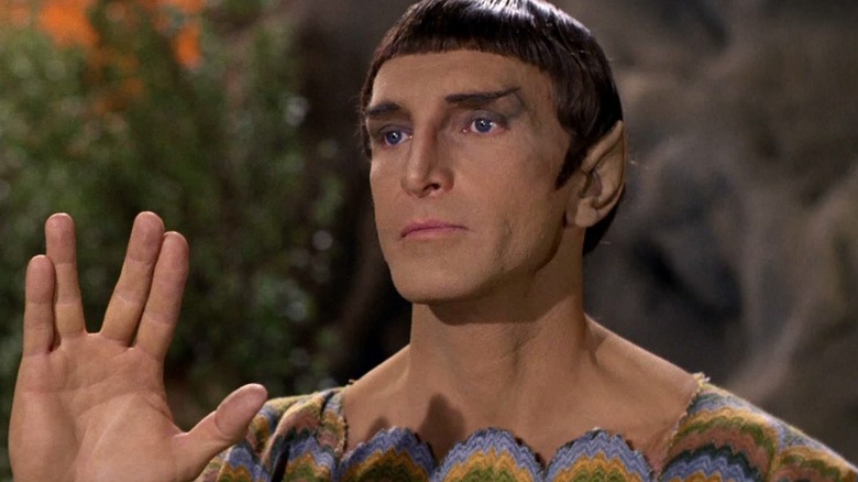Surak salutând Vulcanian în Star Trek