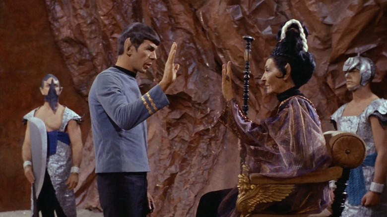 Spock îl salută pe T'Pau în Star Trek