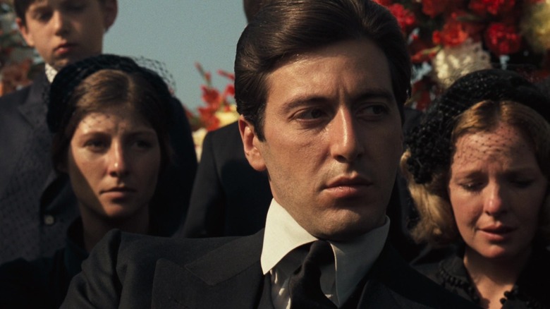 Michael se uită suspicios în jur la o înmormântare din The Godfather