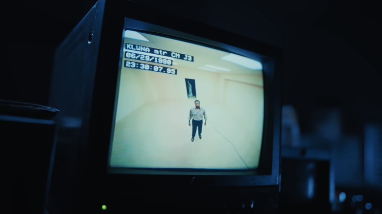 Clark pe unul dintre monitoarele urmărit de Async în Backrooms