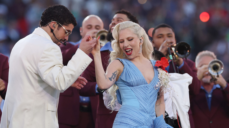 Lady Gaga dansând cu Bad Bunny la Super Bowl