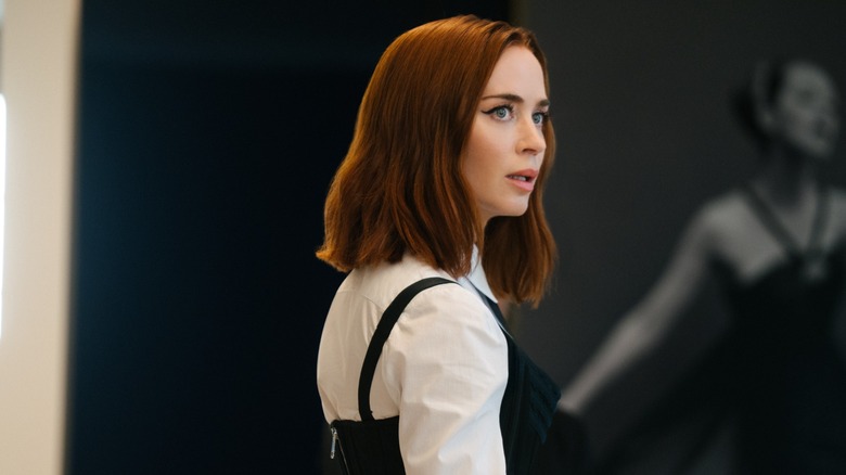 Emily privind peste umăr surprinsă în The Devil Wears Prada 2
