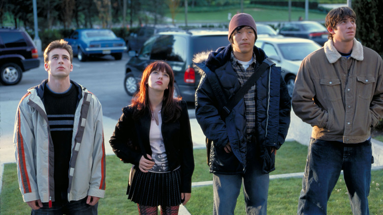 Kyle (Chris Evans), Francesca (Scarlett Johansson), Roy (Leonard Nam) și Matty (Bryce Greenberg) stând pe o peluză în 