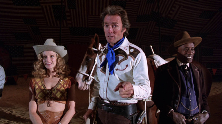 Sondra Locke în rolul lui Antoinette Lily, Clint Eastwood în rolul lui Billy McCoy și Scatman Crothers în rolul lui Doc Lynch au prezentat un spectacol Wild West în Bronco Billy