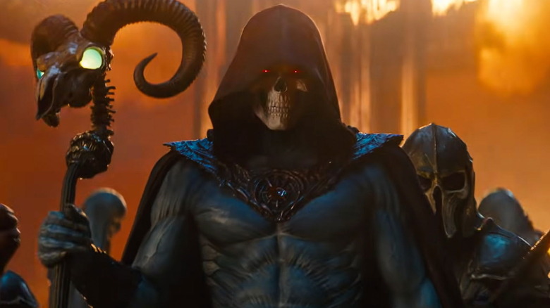 Jared Leto în rolul lui Skeletor ținându-și toiagul cu acoliții în spatele lui în Masters of the Universe (2026)