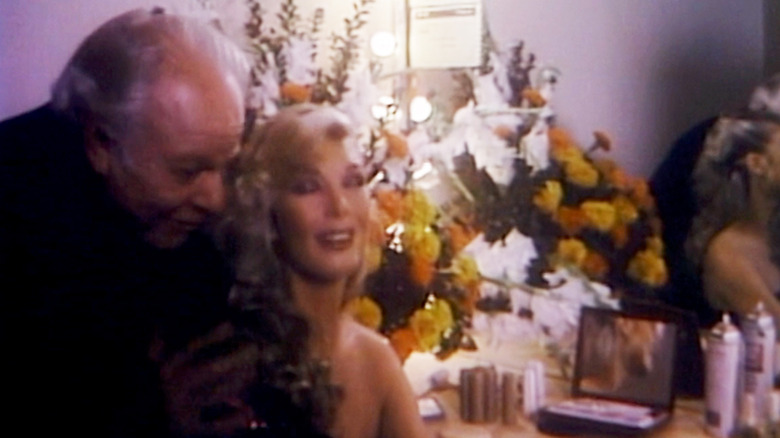 Manny din Alan Hale Jr stă în spatele Michelle Wilson a lui Susan Kiger în dressingul ei din Angels Revenge