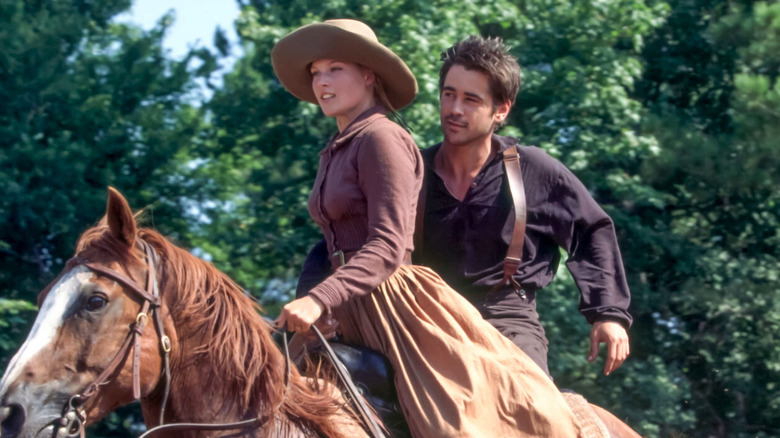 Zee Mimms al lui Ali Larter călărește pe un cal cu Jesse James al lui Colin Farrell în American Outlaws