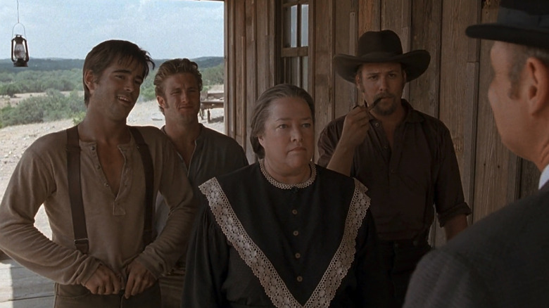 Jesse James (Colin Farrell) stă pe o verandă cu Cole Younger (Scott Caan), Ma James (Kathy Bates) și Frank James (Gabriel Macht) în American Outlaws în American Outlaws