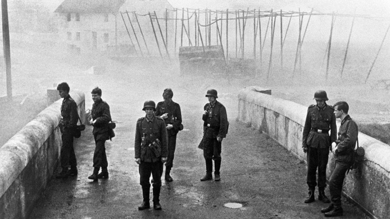 Șapte adolescenți soldați naziști pe un pod din The Bridge