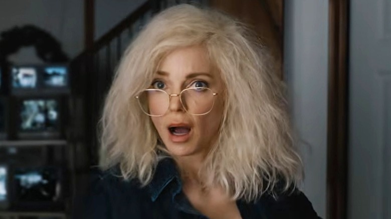 Anna Faris în rolul Cindy în picioare în prag, cu părul blond, în Scary Movie (2026)