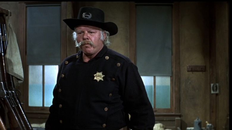 Tobaccy a lui Alan Hale Jr stă într-un arsenal în There was a Crooked Man