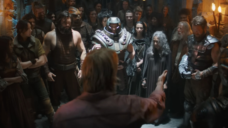 Prințul Adam (Nicholas Galitzine) se adresează războinicilor regelui Randor din Eternia în Masters of the Universe (2026)
